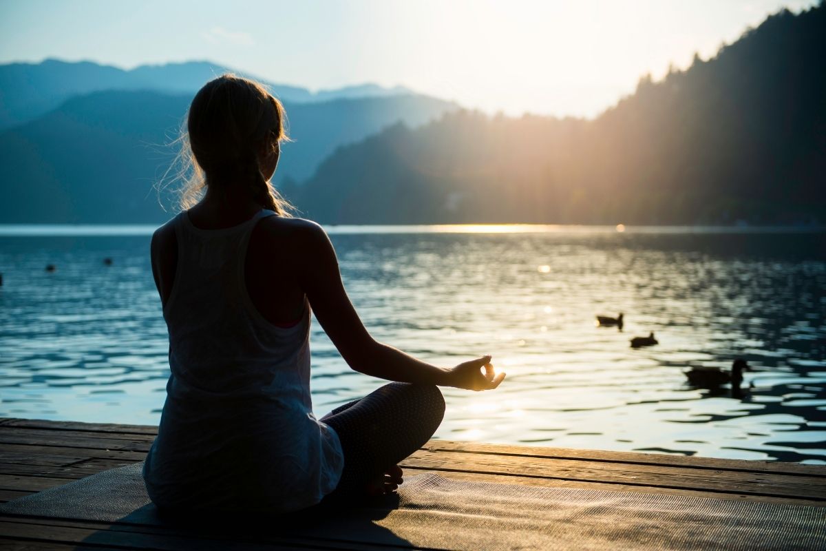 Best Time to Meditate (According to 12 Experts) | Woman meditating, 10 ... Best Time to Meditate (According to 12 Experts) | Woman meditating, 10 ...